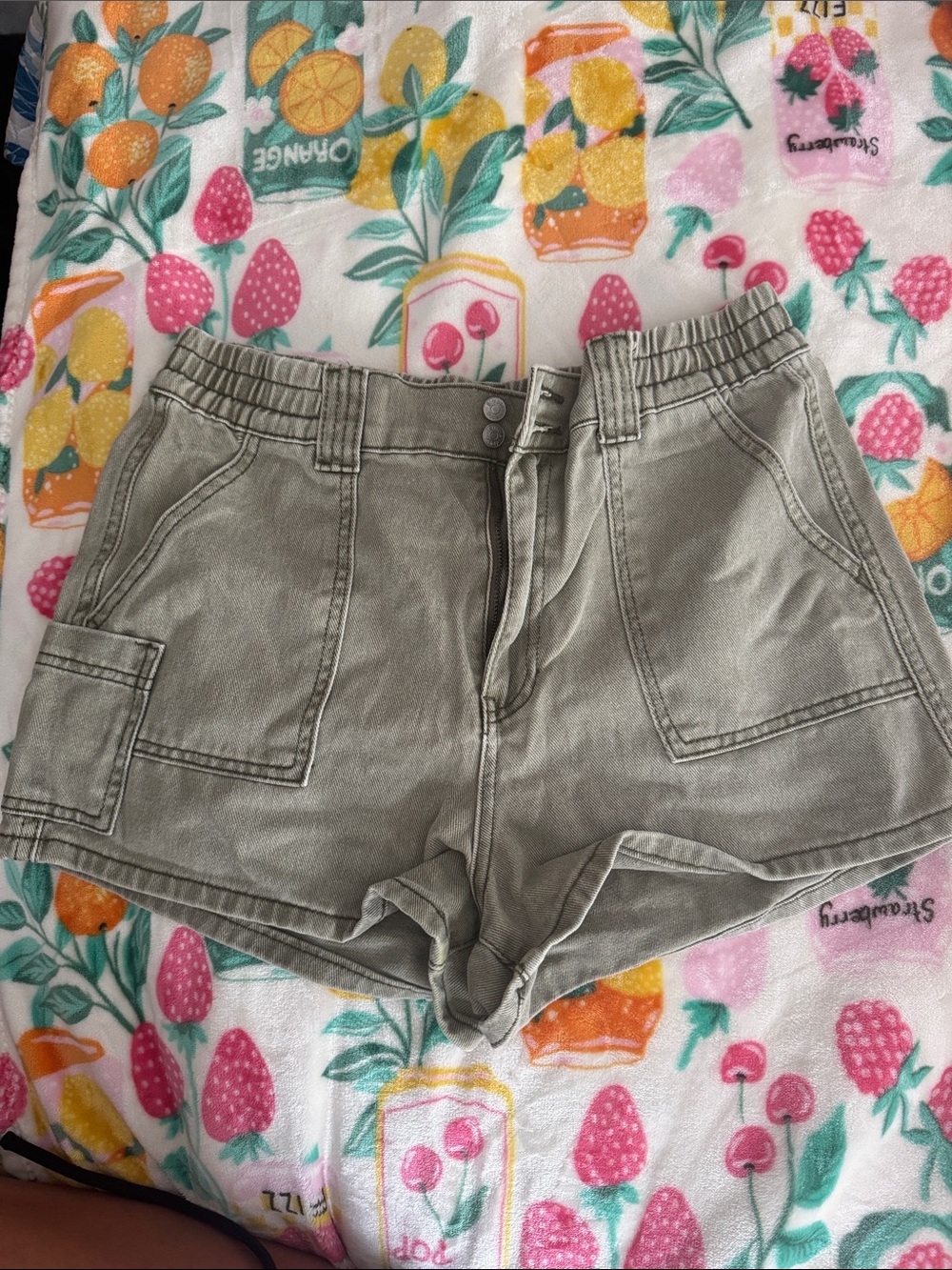 Casual High-Waist Cargo Shorts in Olive Green